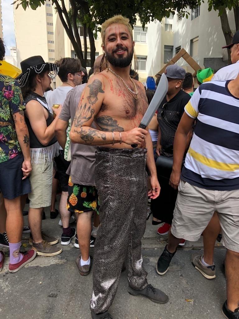 Davi Azevedo homenageia Bacurau na Charanga, com fantasia do personagem Lunga - também um protesto contra o governo - Itaici Brunetti/UOL