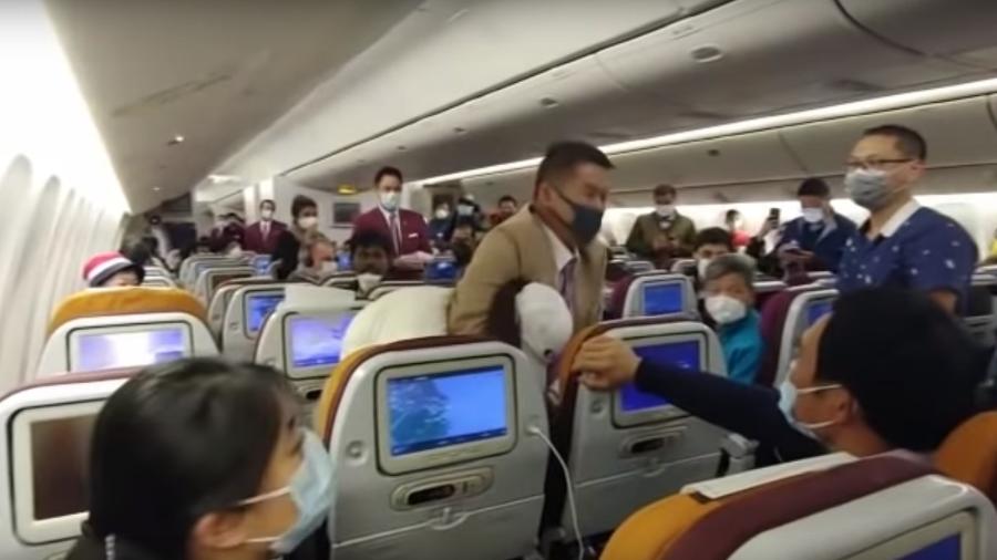 Momento que mulher recebe mata-leão após tossir contra funcionários em avião - Divulgação