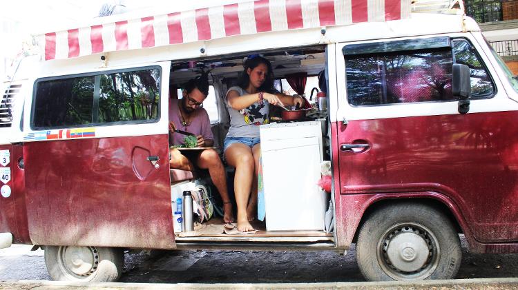 Eles passam cerca de 20 horas dentro da Kombi por conta da quarentena e do policiamento ostensivo - Arquivo pessoal