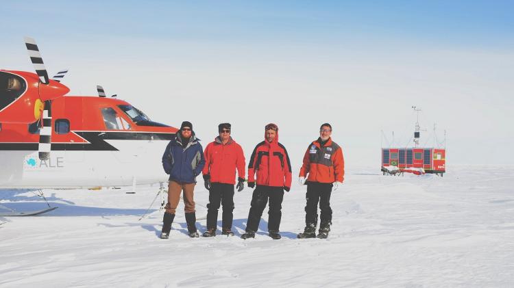 Cientistas próximos à Criosfera 1, base científica instalada na Antártica e a 670 km do polo sul - Arquivo pessoal - Arquivo pessoal