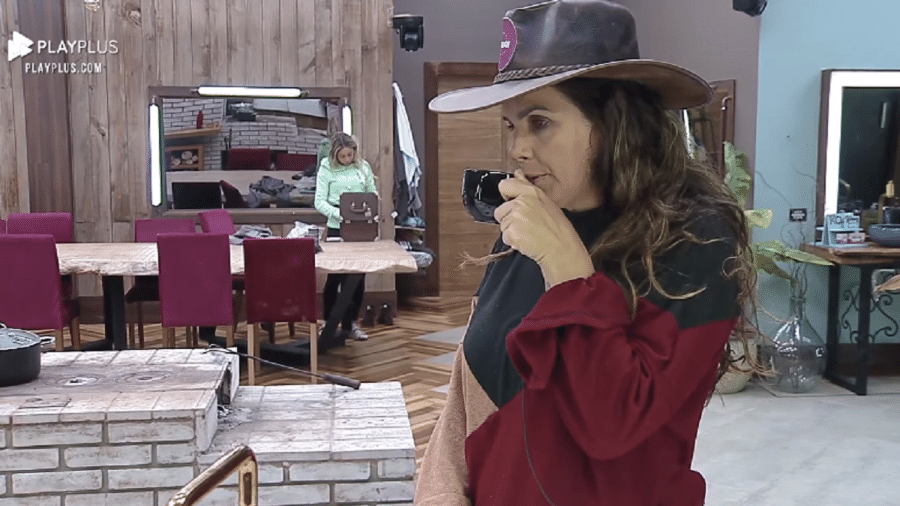 A Fazenda 2020: Luiza Ambiel conversa com Stéfani Bays na cozinha - Reprodução/RecordTV