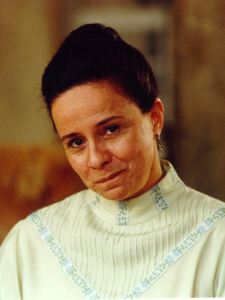 Maria do Socorro (Débora Duarte) é mulher de Gumercindo (Antonio Fagundes) e mãe de Rosana (Carolina Kasting) e Angélica (Paloma Duarte). Submissa, se responsabiliza pelas tarefas domésticas, já que não há mais escravos para ajudá-la - Divulgação/Globo - Divulgação/Globo