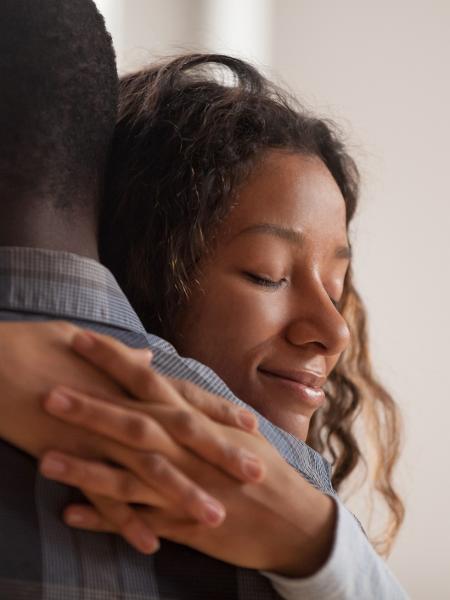 Sorte dos que conseguem ser acolhidos ao se revelarem ao outro, pois é nesse tipo de relação em que mais se fortalece a intimidade emocional e o amor - iStock/Getty Images