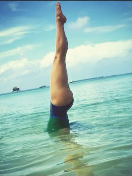 Salma Hayek posta foto fazendo pose do nado sincronizado - Reprodução/Instagram