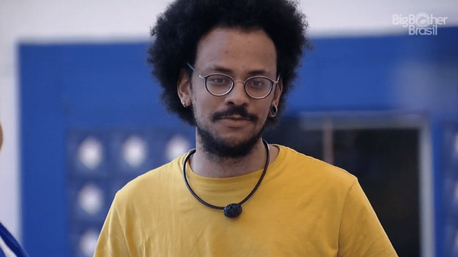 BBB21: João Luiz conversa na área externa da casa - Reprodução / Globoplay