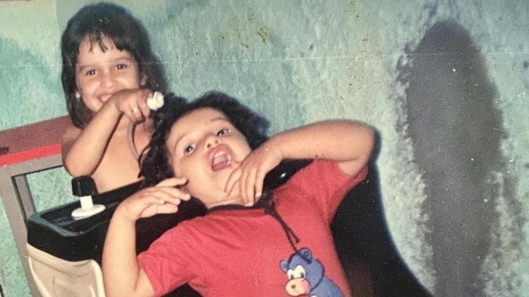 Juliette lavando o cabelo da irmã, Julienne  - Reprodução/Instagram @juliette.freire - Reprodução/Instagram @juliette.freire