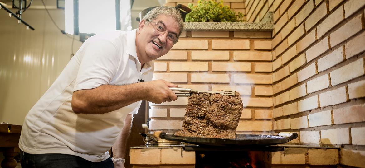 Valtão: churrasqueiro com 30 anos de experiência tem frigorífico, faz eventos e é youtuber - Keiny Andrade/UOL