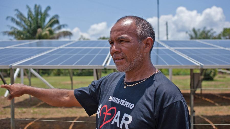 Nelson Brito, presidente da comunidade de Santa Helena do Inglês, em frente ao conjunto de painéis solares instalados no vilarejo em junho de 2021 - Ana Ionova/Mongabay