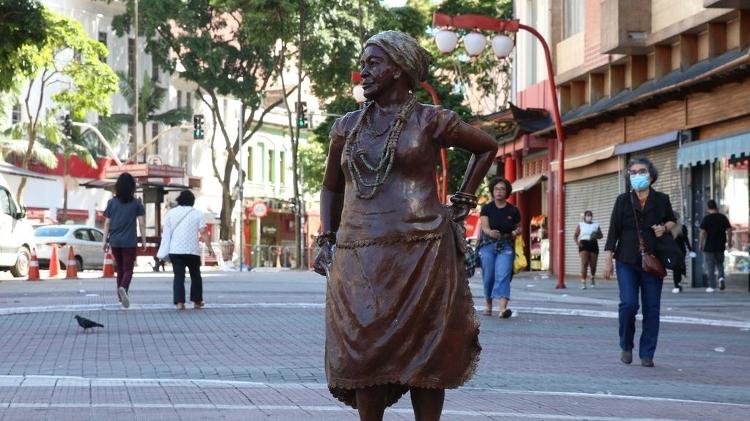 Escultura de Deolinda Madre, conhecida como Madrinha Eunice, no bairro da Liberdade - Rovena Rosa/Agência Brasil - Rovena Rosa/Agência Brasil