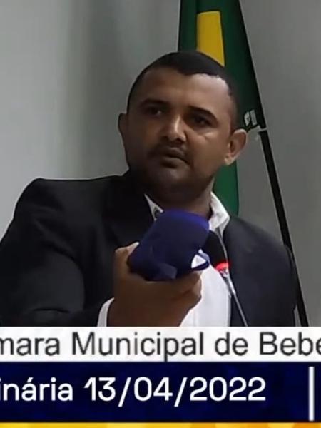 Vereador Francisco Ernandes (PSD) segura chinelo azul em sessão e diz que prefeita deveria ser agredida - Reprodução