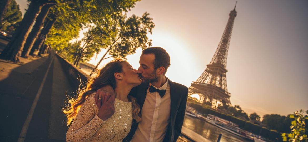 Paris, na França, é um clássico para os casais apaixonados. Mas há mais lugares românticos para explorar - Getty Images