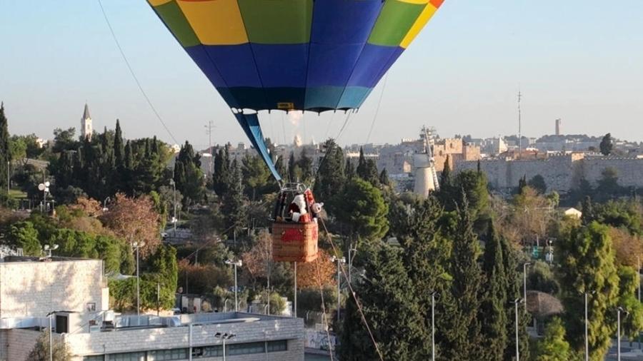 O Papai Noel de Jerusalém, Issa Kassissieh, sobrevoa a cidade de balão - Ministério do Turismo de Israel