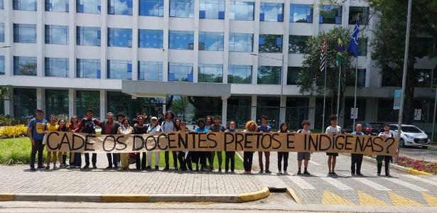 Professores e estudantes de coletivos negros protestam em frente à reitoria da USP.