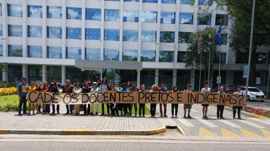 Professores e estudantes de coletivos negros protestam em frente à reitoria da USP - Adusp/Divulgação