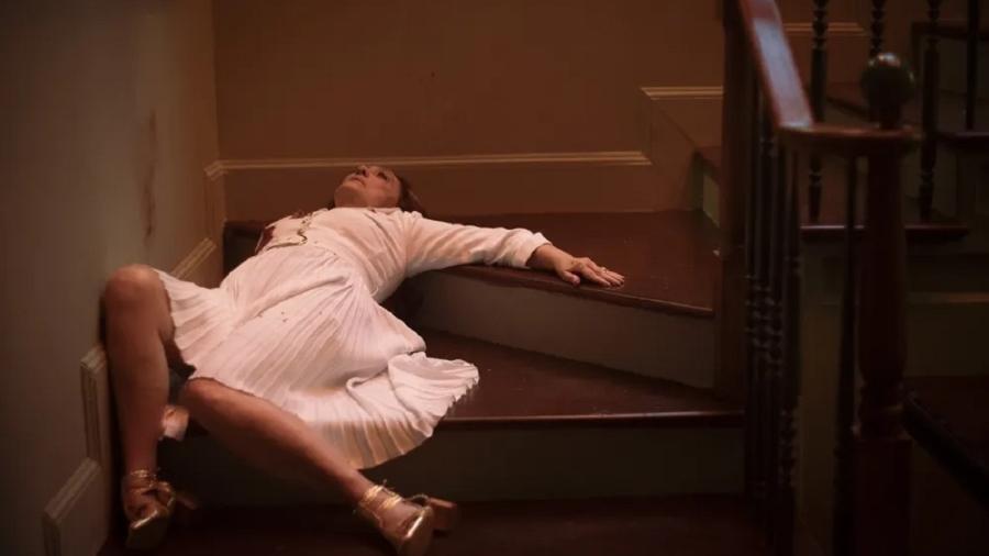 Agatha (Eliane Giardini) é encontrada morta no pé da escada