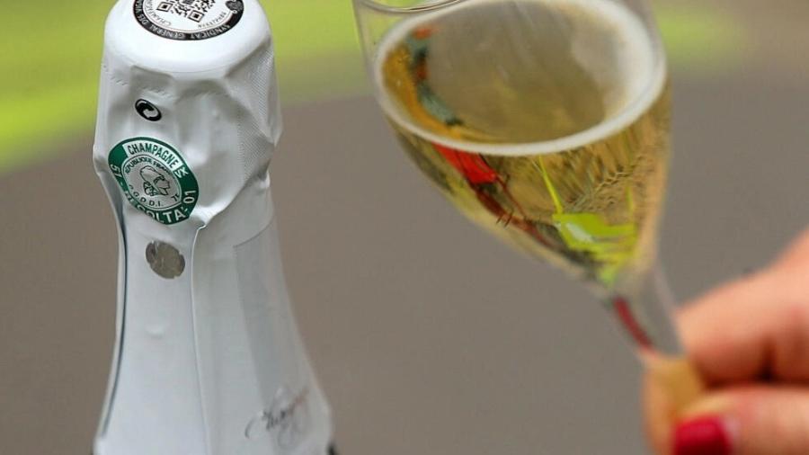 Uma ex-gerente da vinícola Didier Chopin acusa o diretor de ter falsificado champanhe usando "vinho barato e gás cabônico"