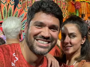 Jornalistas Marcelo Courrege e Carol Barcellos postam foto rara juntos