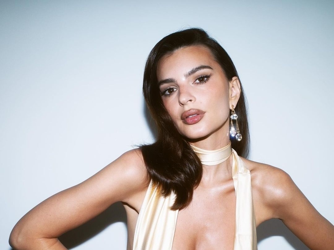 Emily Ratajkowski posa de fio-dental e esbanja sensualidade na web