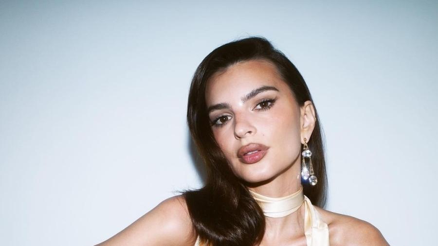 Emily Ratajkowski posa de biquíni