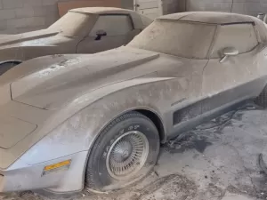 Chevrolet Corvette de 42 anos é achado zero km em garagem e recebe 1º banho