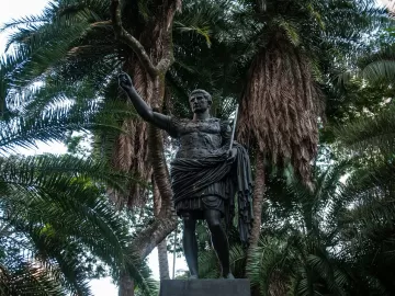 Estátua romana virou símbolo fascista e acabou em praça LGBT no Arouche