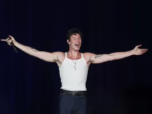 Após show no Rock in Rio, Shawn Mendes passa por Goiás e tira foto com fã