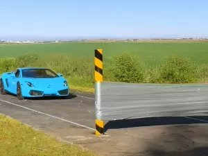 Influencer detona Lamborghini com R$ 580 mil em fita adesiva em vídeo viral