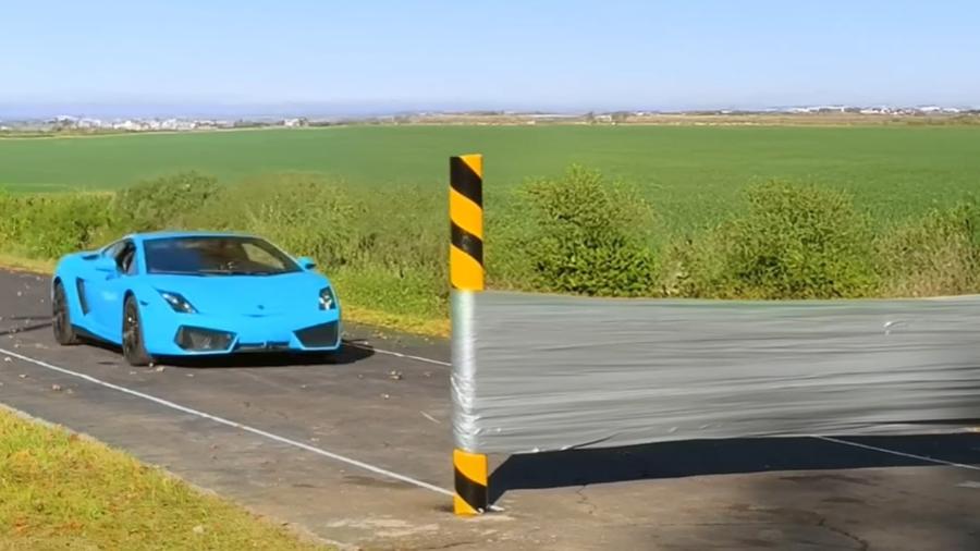 Lamborghini atravessa barreira de fitas adesivas em vídeo viral - Reprodução