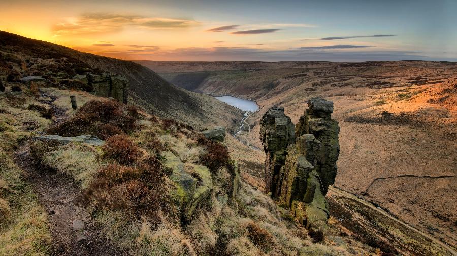 "The Trinnacle", formação rochosa em Saddleworth Moor, na Inglaterra "The Trinnacle", formação rochosa em Saddleworth Moor, na Inglaterra