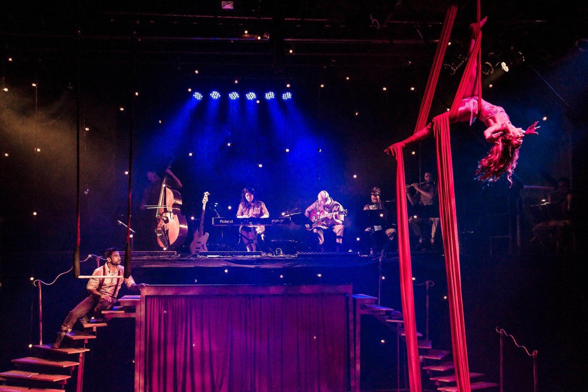 Cena do musical "Lisbela e o Prisioneiro", que conta com vários números circenses - Divulgação