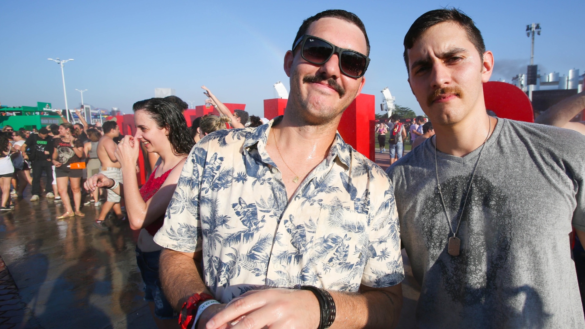 18.set.2015 - Fãs do Queen exibem seus bigodes no Rock in Rio. Com Adam Lambert no vocal, a banda inglesa se apresenta a partir da meia-noite desta sexta (18) - Marco Antônio Teixeira/UOL
