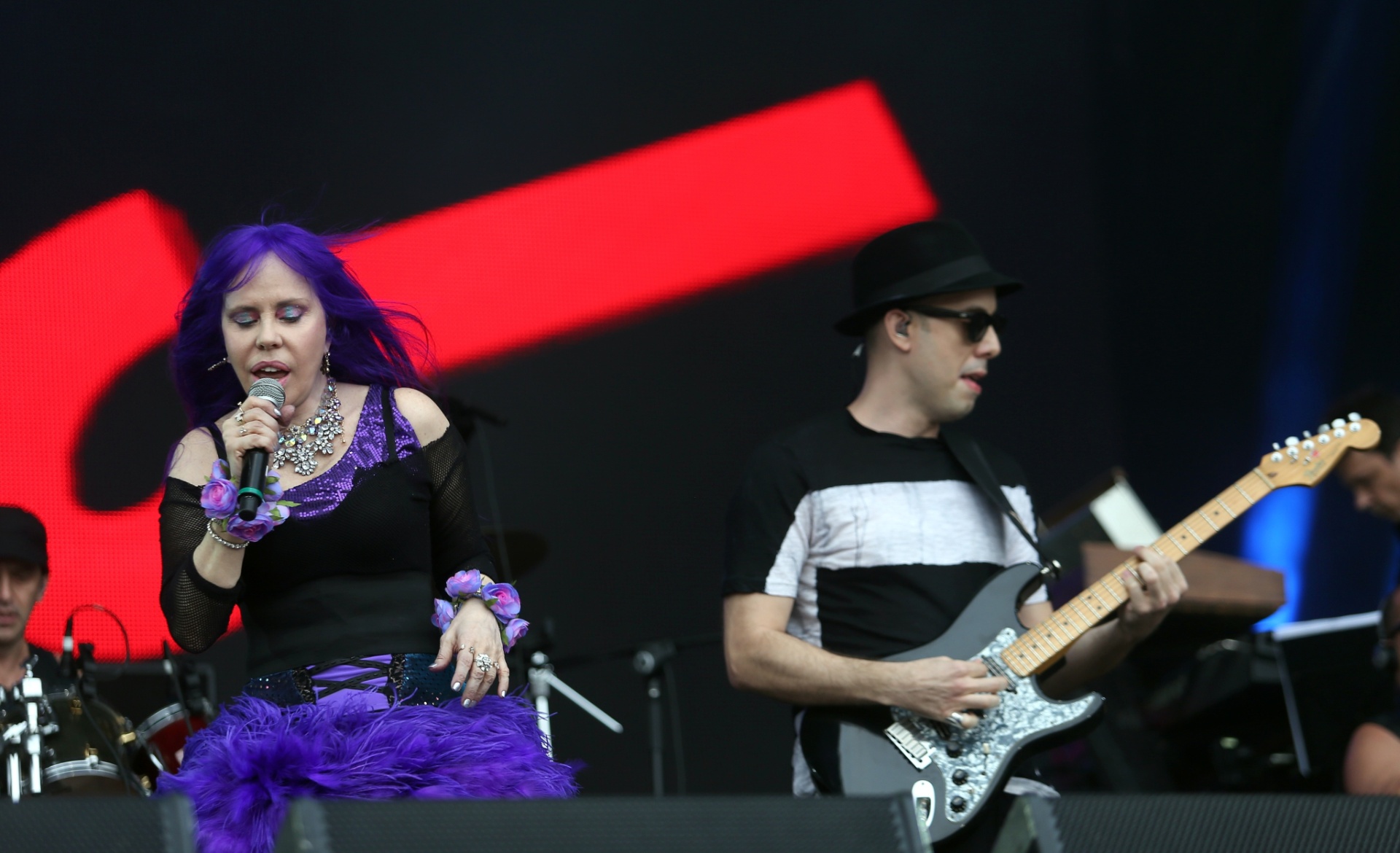 20.set.2015 - Baby do Brasil chamou Pepeu Gomes e seu filho, Pedro Baby, para tocarem juntos no palco Sunset, durante o terceiro dia do festival Rock in Rio 2015. - Fábio Motta/Estadão Conteúdo