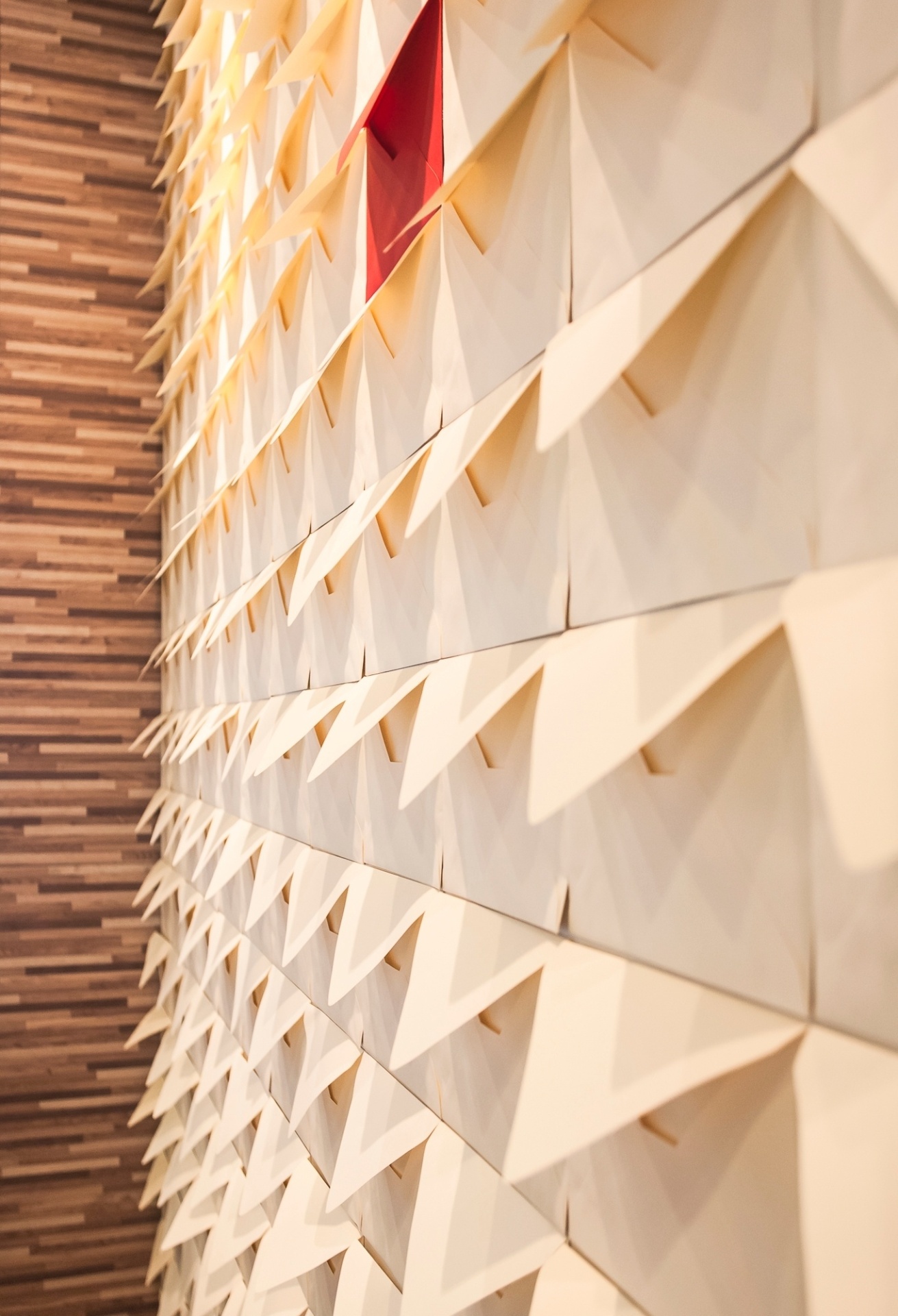 O painel, localizado atrás da mesa do bolo, foi feito com envelopes para remeter à epóca em que os aviões levavam e traziam notícias por meio de cartas. A decoração foi assinada pela Poá - Mesas e Lembranças Personalizadas - Sandra Pagano/Divulgação