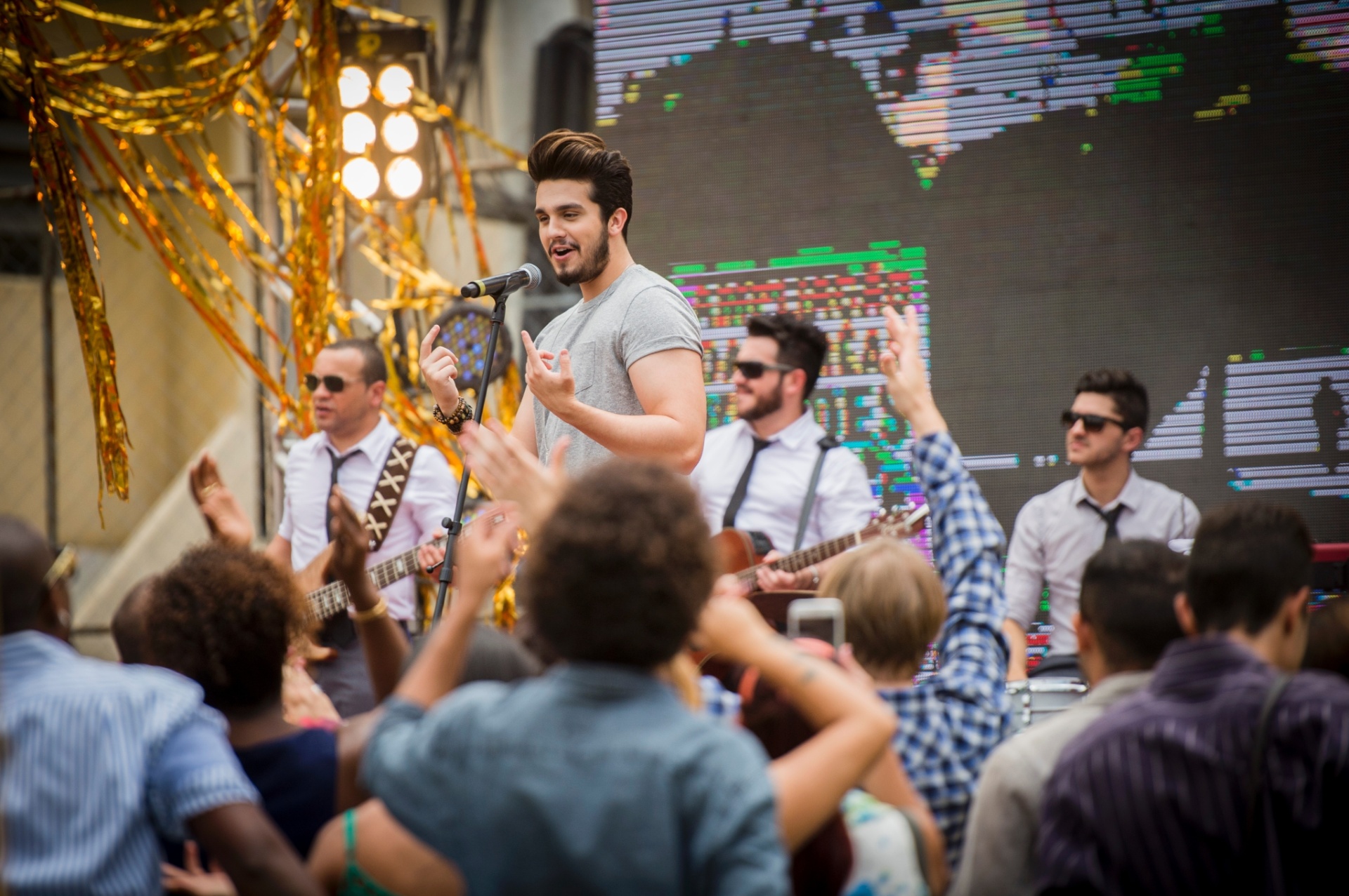 4.nov.2015 - Luan Santana faz show no encerramento da novela "I Love Paraisópolis" - Divulgação/Globo