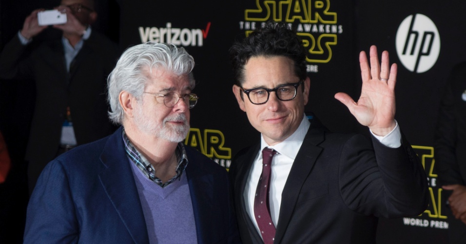 15.dez.2015 - O diretor da nova aventura de "Star Wars", J.J. Abrams (à dir.) posa ao lado do criador da franquia, o cineasta George Lucas, no tapete vermelho da première mundial de "O Despertar da Força"