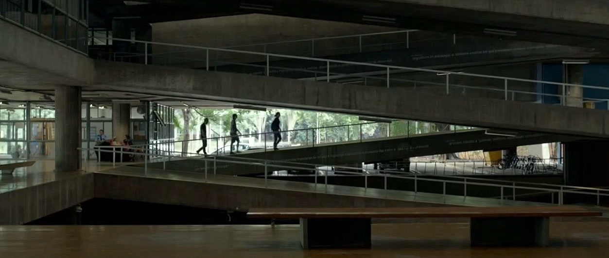 Prédio da FAU-USP em reprodução de cena do filme "Que Horas Ela Volta" (2015) - Reprodução