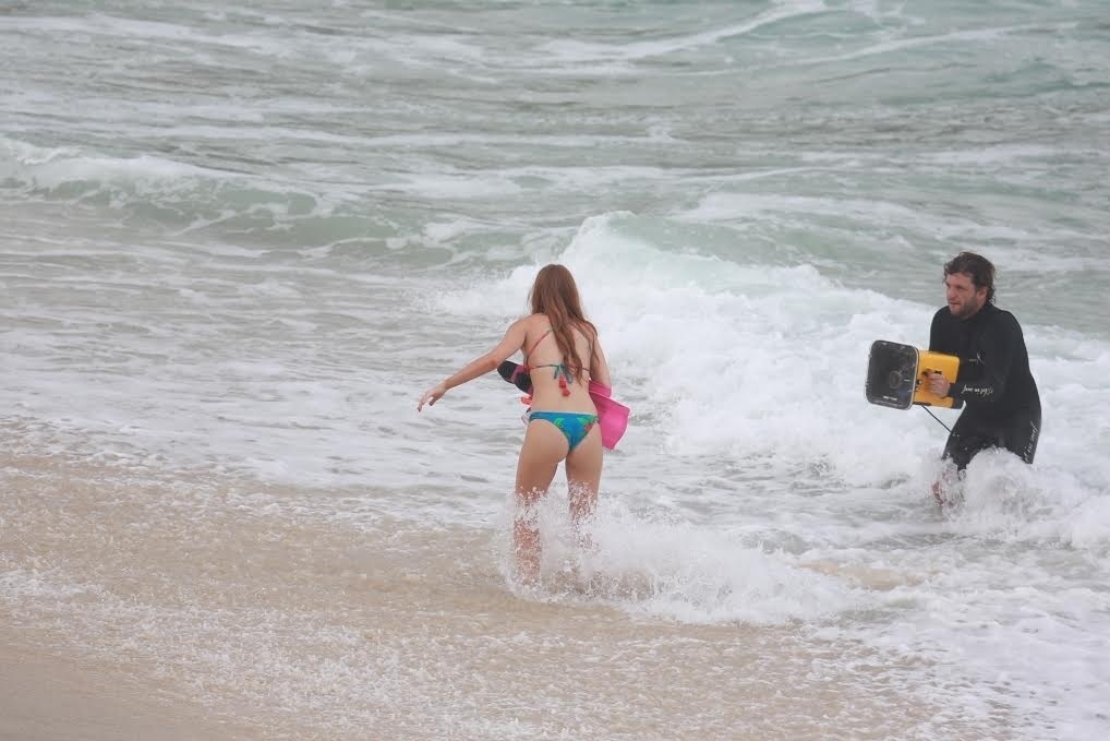 17.fev.2016 - De biquíni, Marina Ruy Barbosa grava cenas de "Totalmente Demais" na praia da Macumba, no Rio - Dilson Silva/AgNews