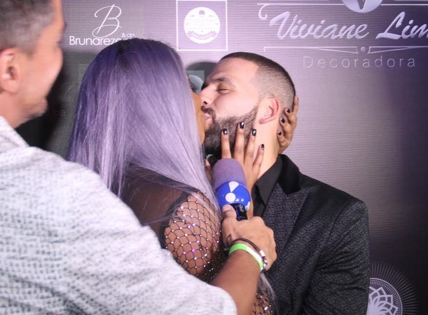 25.abr.2016 - Ludmilla troca beijos com o namorado, o produtor americano Xerxes Frechiani, em sua festa - Thyago Andrade /BrazilNews