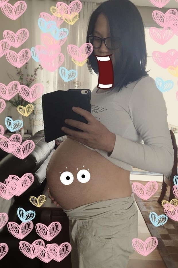 03.mai.2016- Ansiosa e bem-humorada, Jiang resolveu compartilhar com seus seguidores uma foto de sua barriga na reta final da gravidez. "34 semanas!! Barriga vai explodir!!! 14 dias a 41 dias já posso ver a melancia em pessoa! Uhu!!!", escreveu na legenda a terceira colocada da segunda edição do "MasterChef" nesta terça-feira, (3) Grávida de sua primeira filha,fruto de seu relacionamento com Ricardo Matioli, Jiang costuma chamar a barriga de "melancia" nas redes sociais - Reprodução/Instagram/@pu.jiang1