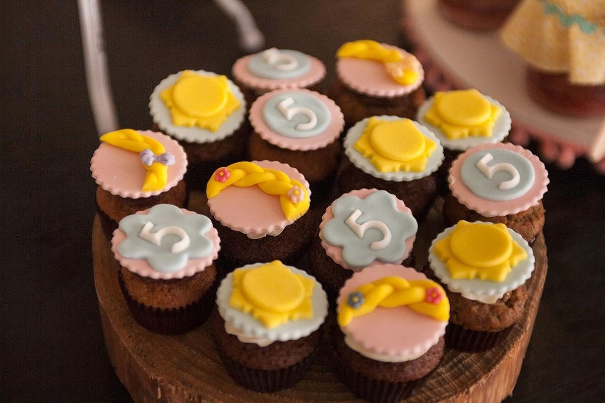 Festa de cinco anos inspirada em Rapunzel, cupcakes decorados - Sandra Pagano/Divulgação