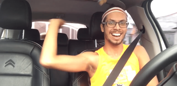 Johny Tertus dança axé no carro para seu canal no YouTube, "Tô Chocado Darling" - Reprodução/YouTube