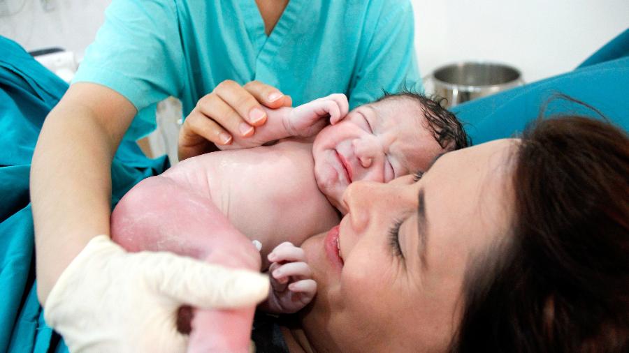 Após o nascimento, o bebê deve ir direto para o colo da mãe, o que estimula o vínculo e a amamentação - Getty Images