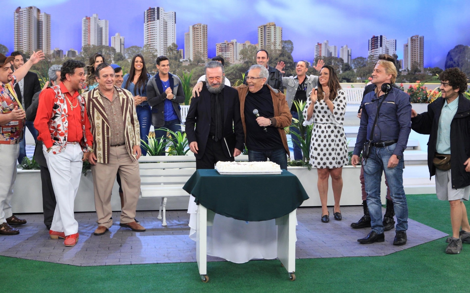 Os colegas de Moacyr Franco abraçaram e cumprimentaram o ator pelos seus 80 anos em homenagem que irá ao ar na "Praça" desta quinta-feira (6), no SBT - Leonardo Nones/SBT