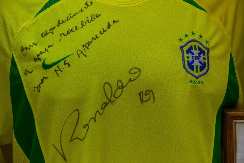 Objetos de famosos na Sala das Promessas - Roosevelt Cássio/UOL