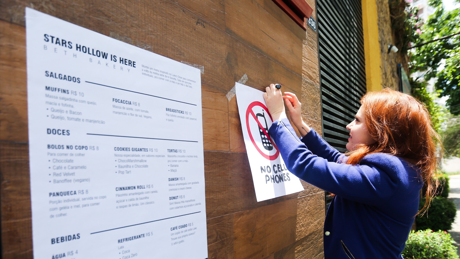 29.out.2016 - Fãs de "Gilmore Girls" participam de evento em homenagem à série em padaria de São Paulo - Ricardo Matsukawa/UOL