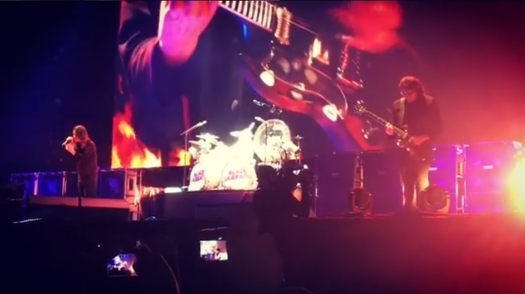 2.nov.2016 -  A banda Black Sabbath se apresenta no Rio de Janeiro. O grupo, que já tocou em Porto Alegre e Curitiba, se apresenta em São Paulo na próximo domingo - Reprodução /Instagram