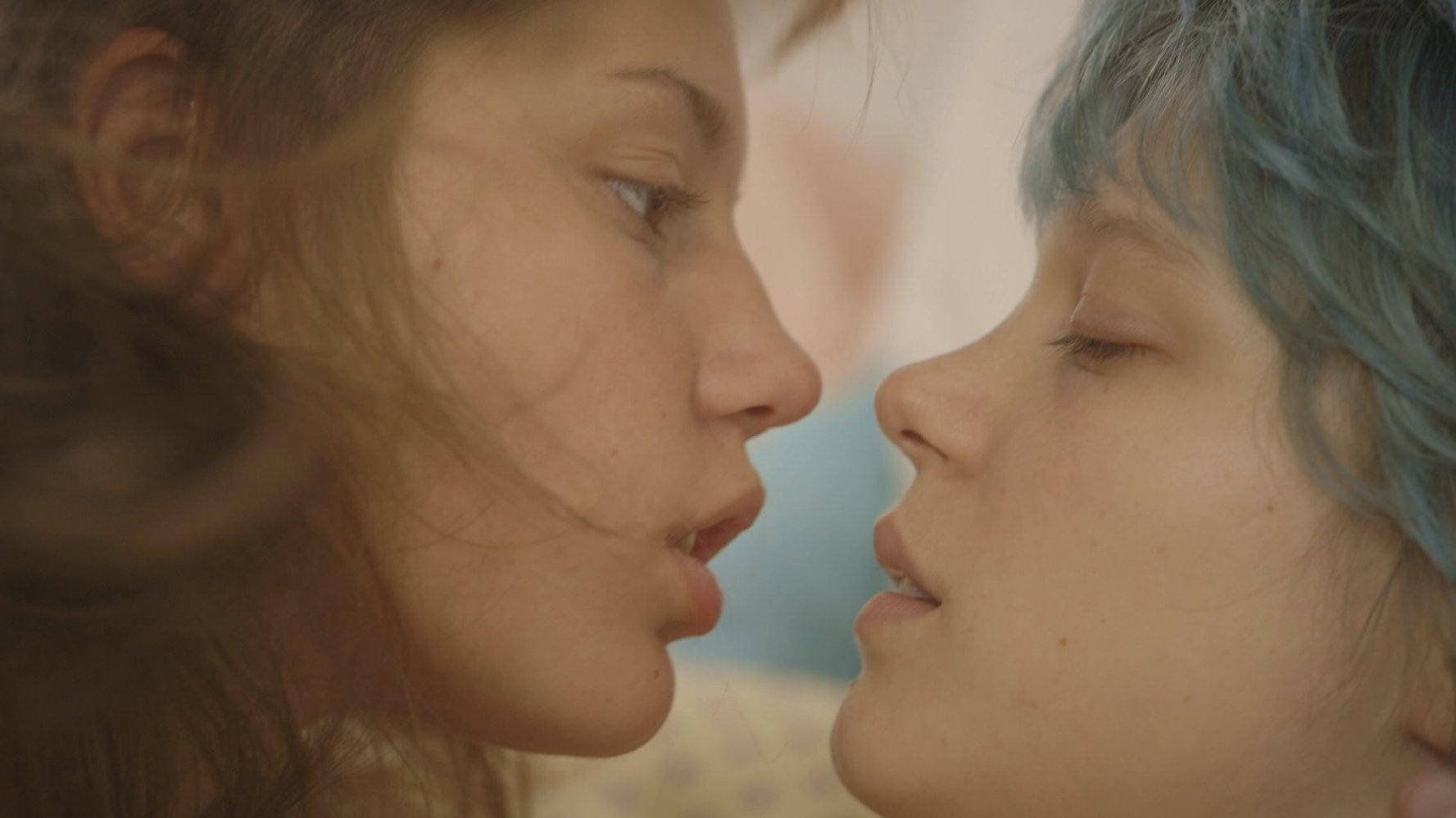 As atrizes Adèle Exarchopoulos e Léa Seydoux em cena do filme "Azul É a Cor Mais Quente" - Divulgação