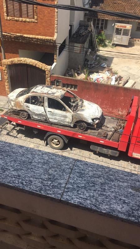 O carro incendiado em que o corpo da cantora Loalwa Braz foi encontrado - Divulgação/Polícia Civil do Rio de Janeiro