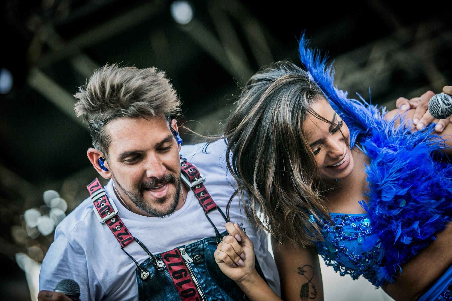 Animada, Anitta canta com Felipe Pezzoni, vocalista da Banda Eva, no CarnaUOL - Bruno Santos/UOL