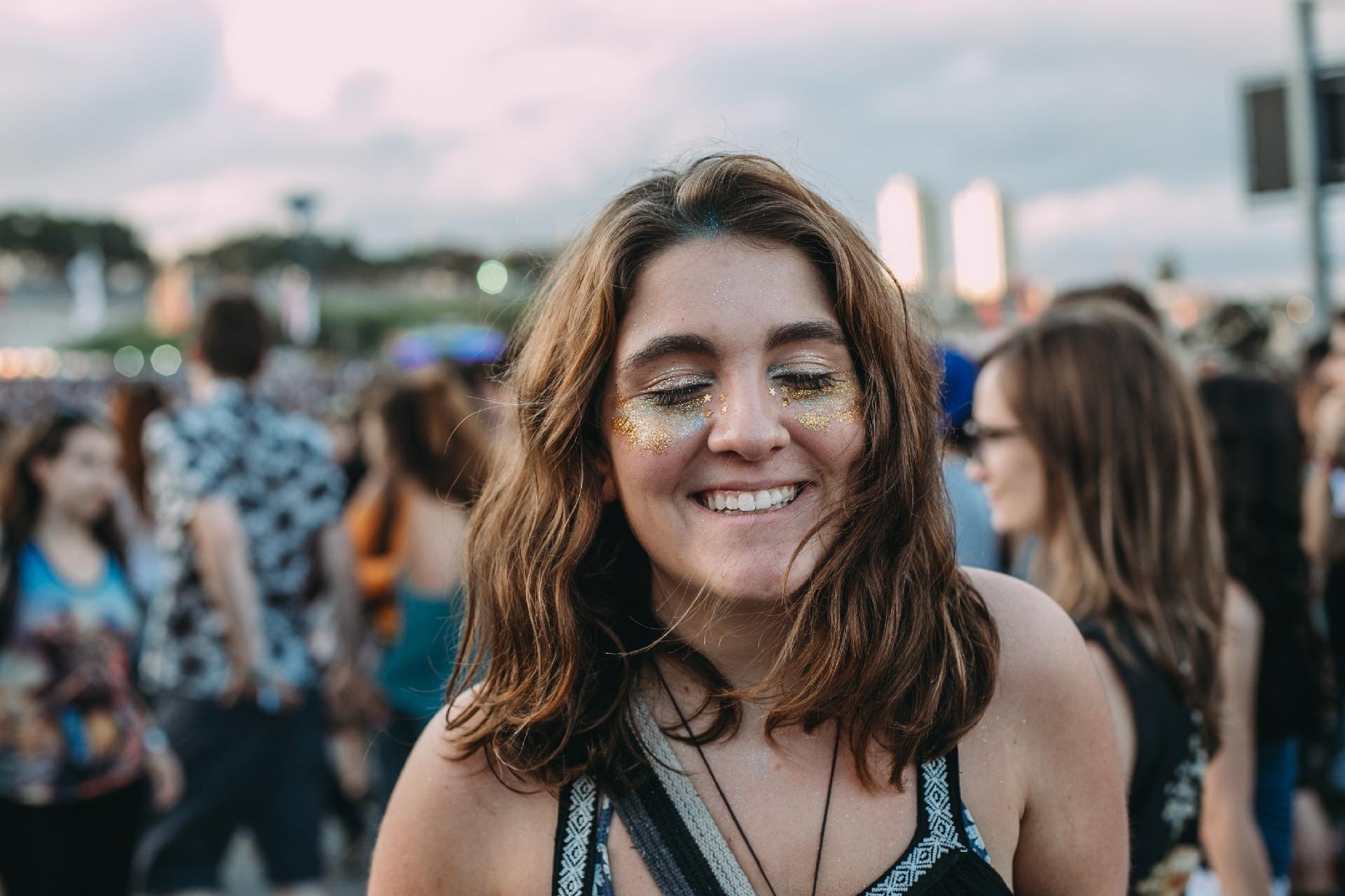 Público abusa da purpurina no festival Lollapalooza, em São Paulo, no Autódromo de Interlagos - Felipe Gabriel/UOL
